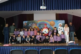 Çiftlikköy’de İlkokul Öğrencileri “Renk Nöbetçileri” ile Tiyatroyla Buluşuyor 4 Çiftlikköy’de İlkokul Öğrencileri “Renk Nöbetçileri” ile Tiyatroyla Buluşuyor
