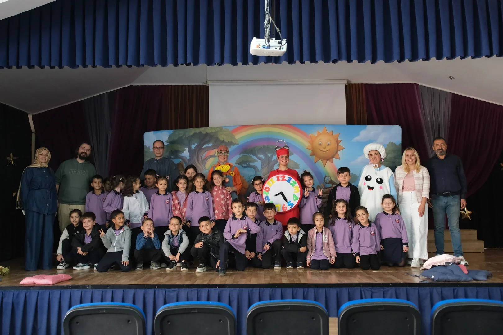 Çiftlikköy’de İlkokul Öğrencileri “Renk Nöbetçileri” ile Tiyatroyla Buluşuyor