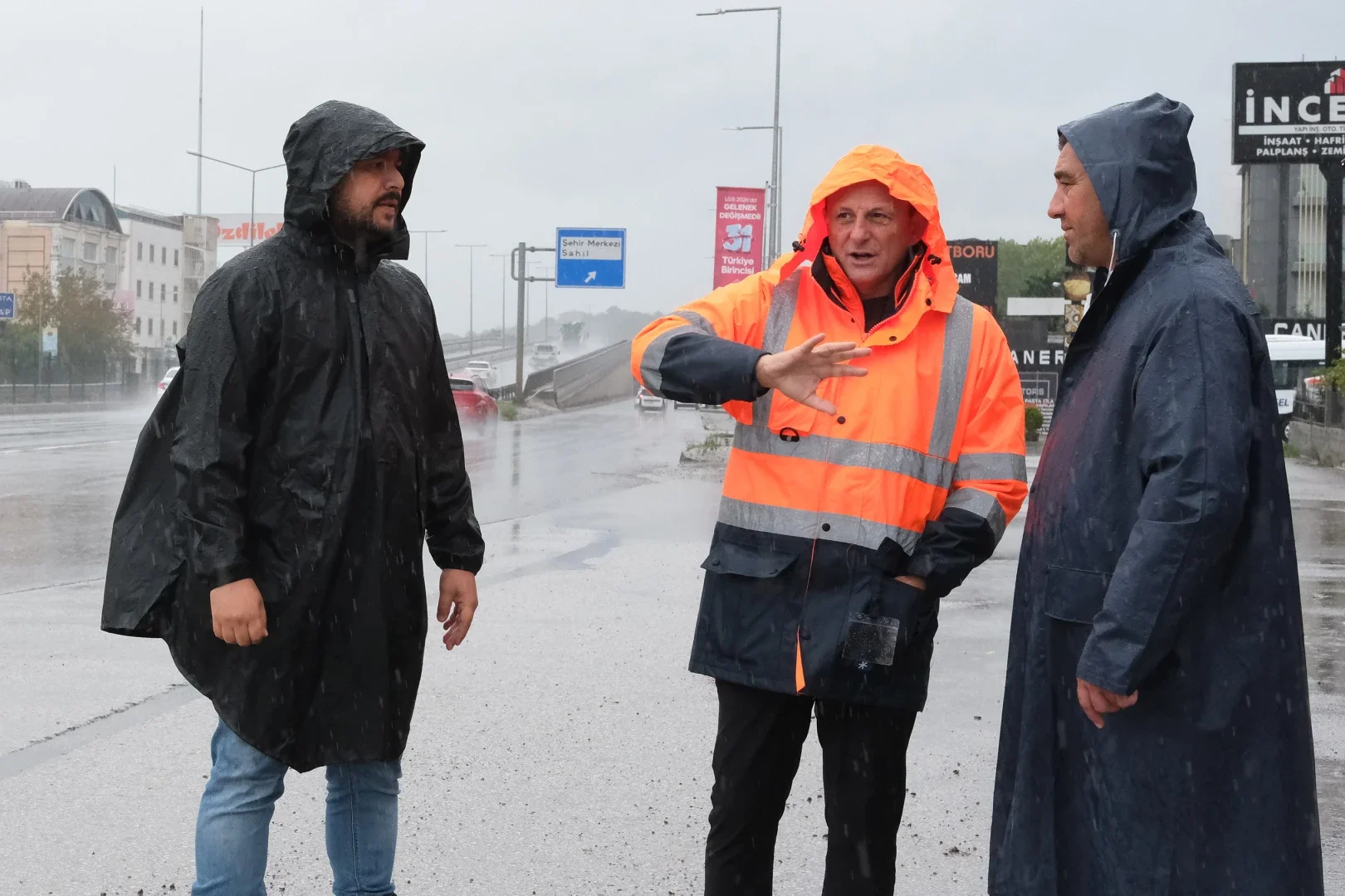 ÇİFTLİKKÖY’DE SAĞANAK VE FIRTINA MESAİSİ: BAŞKAN ADİL YELE SAHADA