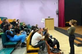 Yalova’da Yetişkin Tiyatro Çalışmaları Şiir Eğitimleriyle Sürüyor 8 Yalova’da Yetişkin Tiyatro Çalışmaları Şiir Eğitimleriyle Sürüyor