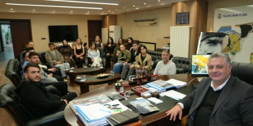 Üniversiteli Gençlerden Başkan Gürel’e Ziyaret 15 Üniversiteli Gençlerden Başkan Gürel’e Ziyaret