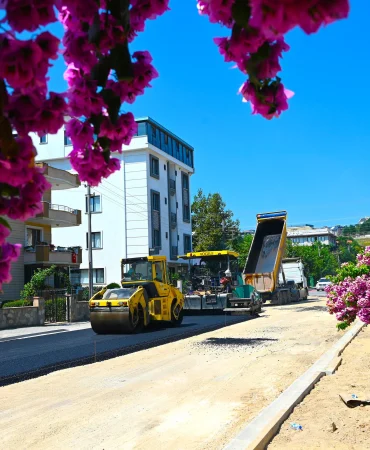 Yalova Belediyesi’nden Nehir Sokak’ta Asfalt Hamlesi 3 Yalova Belediyesi’nden Nehir Sokak’ta Asfalt Hamlesi