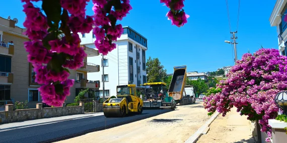 Yalova Belediyesi’nden Nehir Sokak’ta Asfalt Hamlesi 13 Yalova Belediyesi’nden Nehir Sokak’ta Asfalt Hamlesi