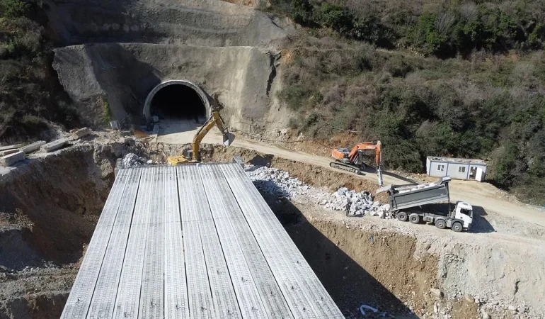 Armutlu–Esenköy Tünelleri Hizmete Açılıyor: Yalova'nın Ulaşımında Yeni Dönem Başlıyor 6 Armutlu–Esenköy Tünelleri Hizmete Açılıyor: Yalova'nın Ulaşımında Yeni Dönem Başlıyor