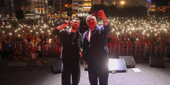 ZAFER BAYRAMI COŞKUSU BURAK KUT KONSERİYLE TAÇLANDI