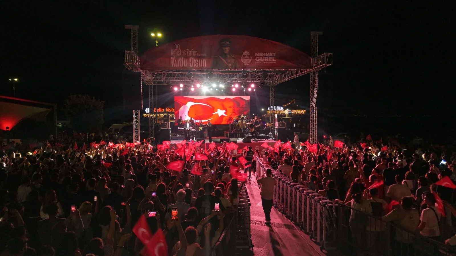 ZAFER BAYRAMI COŞKUSU BURAK KUT KONSERİYLE TAÇLANDI